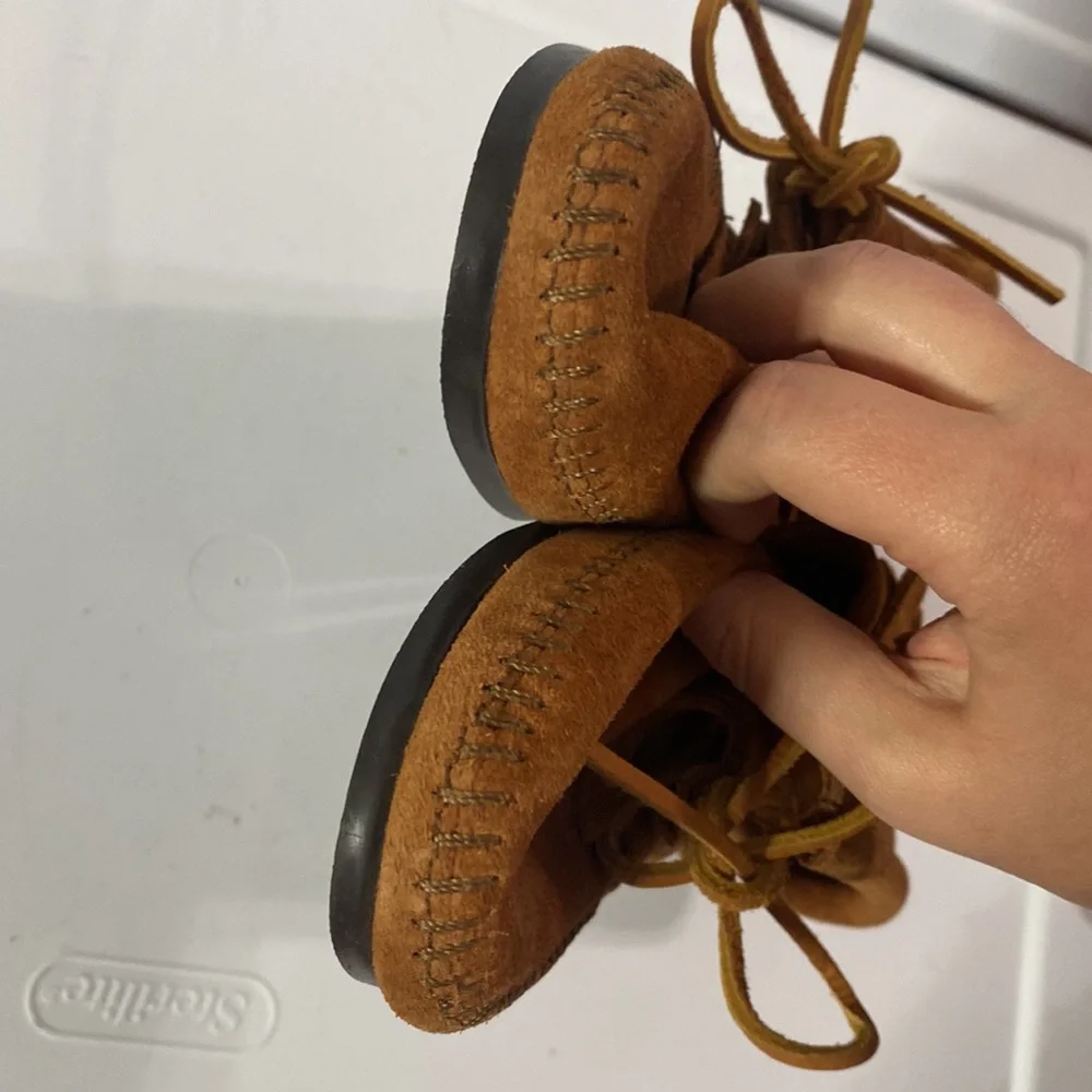 New Minnetonka Classic Fringe Hardsole Moccasin Boot in brown size 6.5